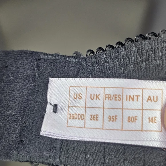 Unlined black mesh Savage Fenty bra with white embroidery pattern - Picture 4 of 7